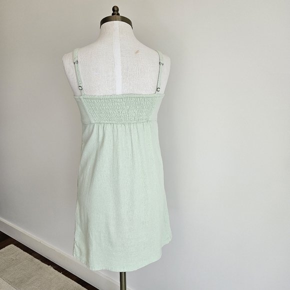 Light Green Sleeveless Dress - Picture 2 of 4